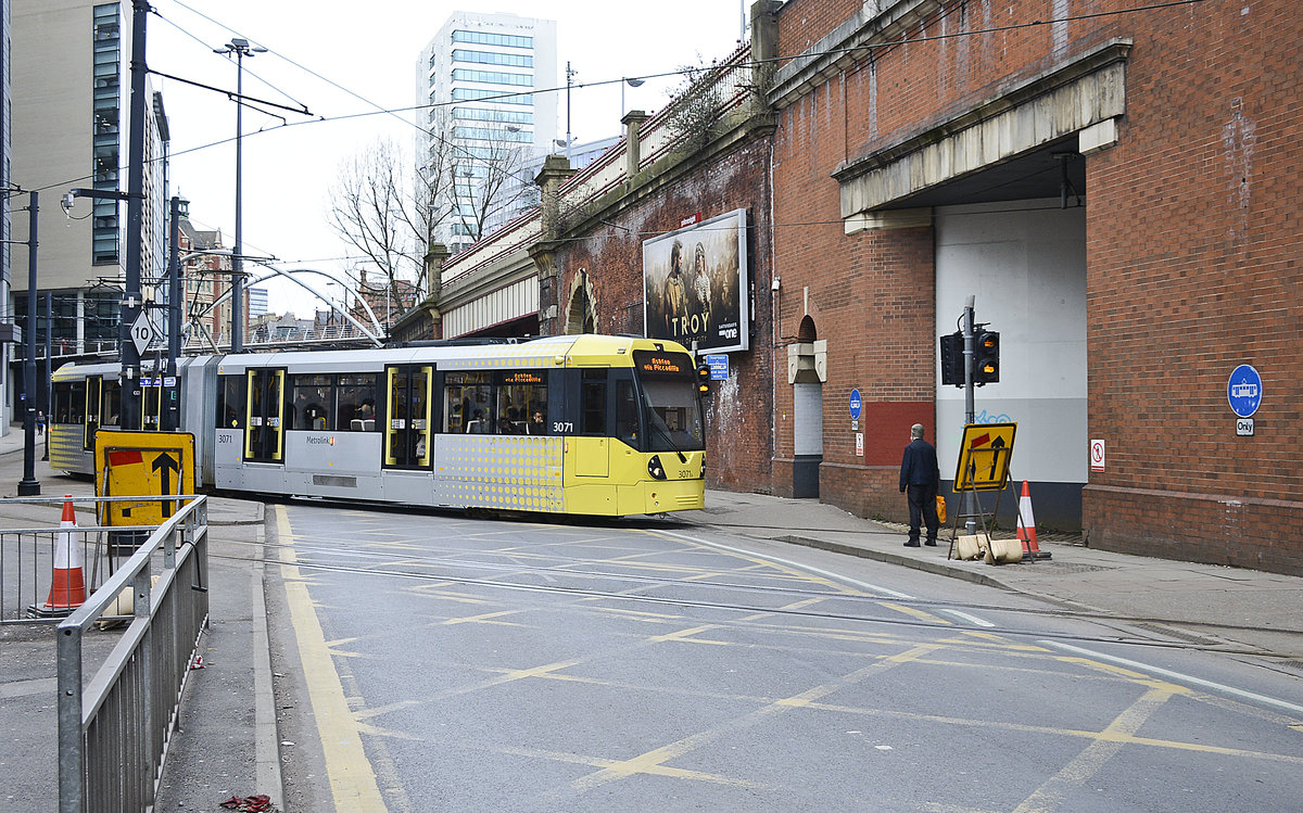 Manchester Metrolink Tram 3071 (Bombardier M5000) fährt über die Straße London Road zu Manchester Piccadilly Station.
Aufnhame: 9. März 2018.