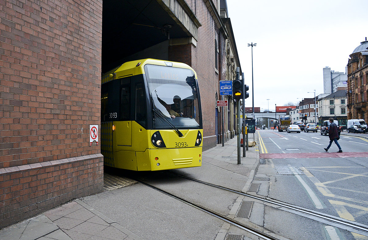 Manchester Metrolink Tram 3093 (Bombardier M5000) bei der Abfahrt von Manchester Piccadilly Station über dem London Road.
Aufnhame: 9. März 2018.