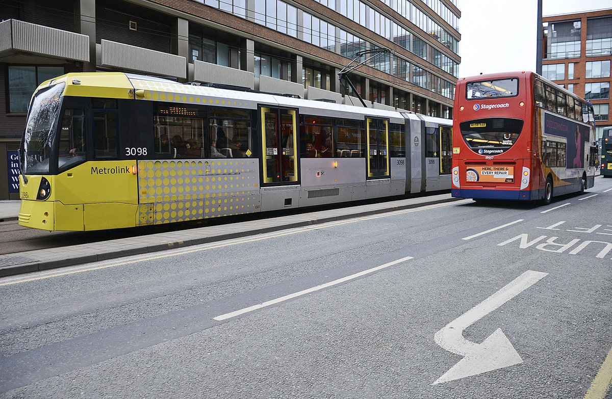 Manchester Metrolink Tram 3098 (Bombardier M5000) in der Aytoun Street Richtung Piccadilly. Aufnhame: 9. März 2018.