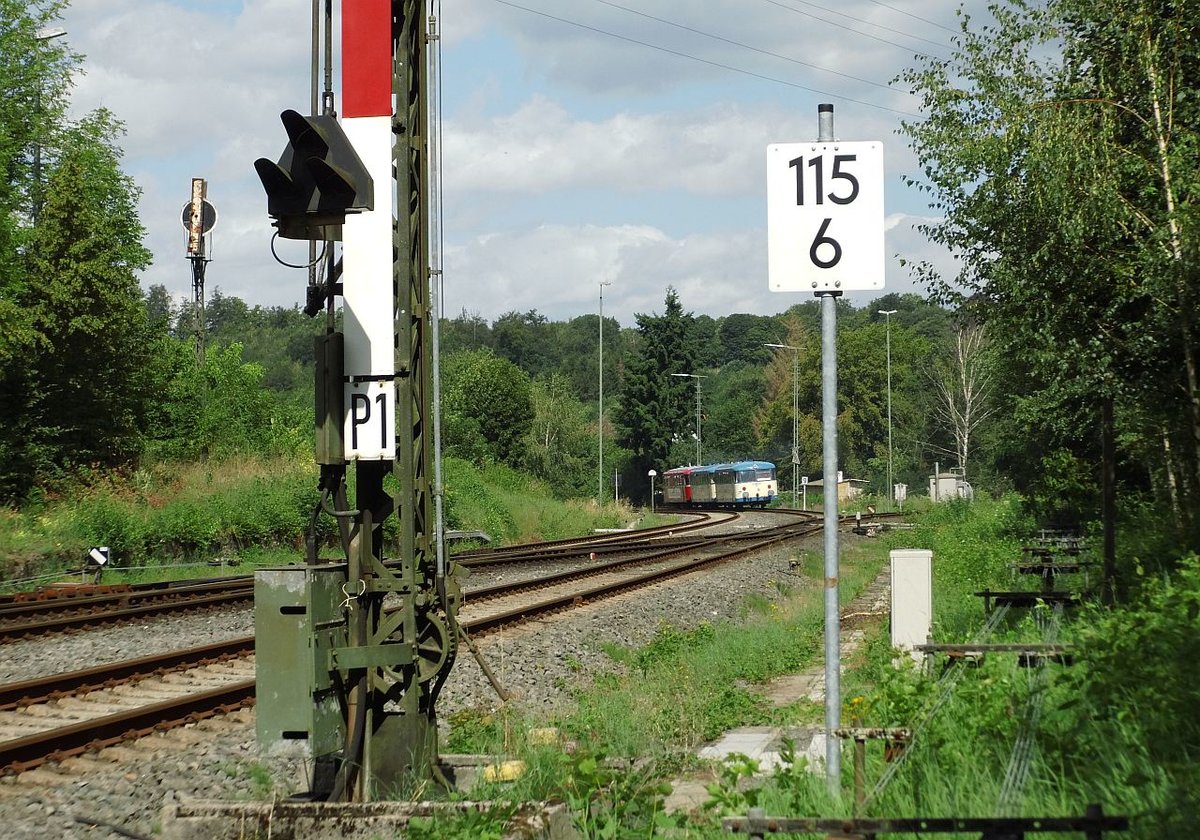Manchmal ist es garnicht so schlecht, mal hinterher zuschauen,wenn der Triebwagenzug sich in die Kurve nach Northeim legt,so erwischte ich nebenbei ein Exemplar der schon  verstorbenen  geglaubten Gattung der Abdrücksignale, die früher für einen regen Ablaufbetrieb standen. 
Hier in Herzberg wurden früher die grenzüberschreitenden Güterzüge zolltechnisch behandelt, und eigene Güterzüge auseinander-oder zusammen  gehobelt , trafen doch Züge der Relationen Northeim-Nordhausen,Seesen-Herzberg(bis 1945 auch Bleicherode-Herzberg) und die  Siebertalbahn , eine unvollendete Bahnlinie, die mal nach St.Andreasberg führen sollte, aber wenige Kilometer hinter Herzberg in der gleichnamigen Papierfabrik endete, zusammen. 