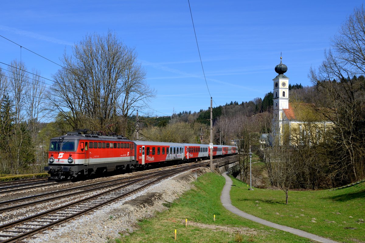 Manchmal habe sogar ich Glück: Für den am Vormittags-Motiv in Wernstein am besten im Licht liegenden REX 1781 nach Linz HBF war am 28. März 2017 die gut gepflegte und noch mit einem  Pflatsch  versehende 1142.685 eingeteilt. Sogar der in Österreich sehr gefürchtete  Rollo-Schaden  blieb aus.