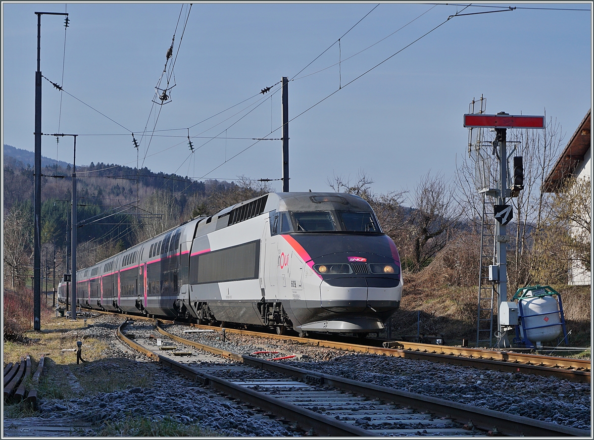 Manchmal haben Züge Verspätung, hier ist es das Foto: Ganze zwei Jahre musste ich auf dieses Bild warten: TGV mit (SNCF) Formsignal!
Um so mehr freute ich mich, dass der TGV 6467 von Paris (ab 6:26) nach St-Gervais-les Bains-Le Fayet (an 12:01) aus dem Duplex Réseau N° 609 bestand.

Das Bild zeigt den TGV bei der Einfahrt in den Bahnhof von St-Pierre-en Faucigny beim Ausfahrformsignal. 

12. Februar 2022
 