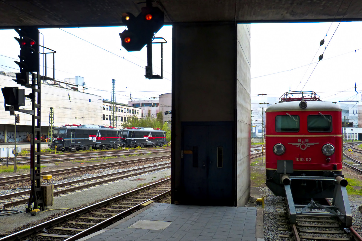 Manchmal ists schon ein Krampf sein Motiv hinzubekommen und alle Loks ins Bild zu bekommen. Vom äußersten Ende des Bahnsteigs im Bahnhof Passau bekam ich gerade so die 1010.02 und die zwei 140er der EBS in ein Bild. 07.10.2017