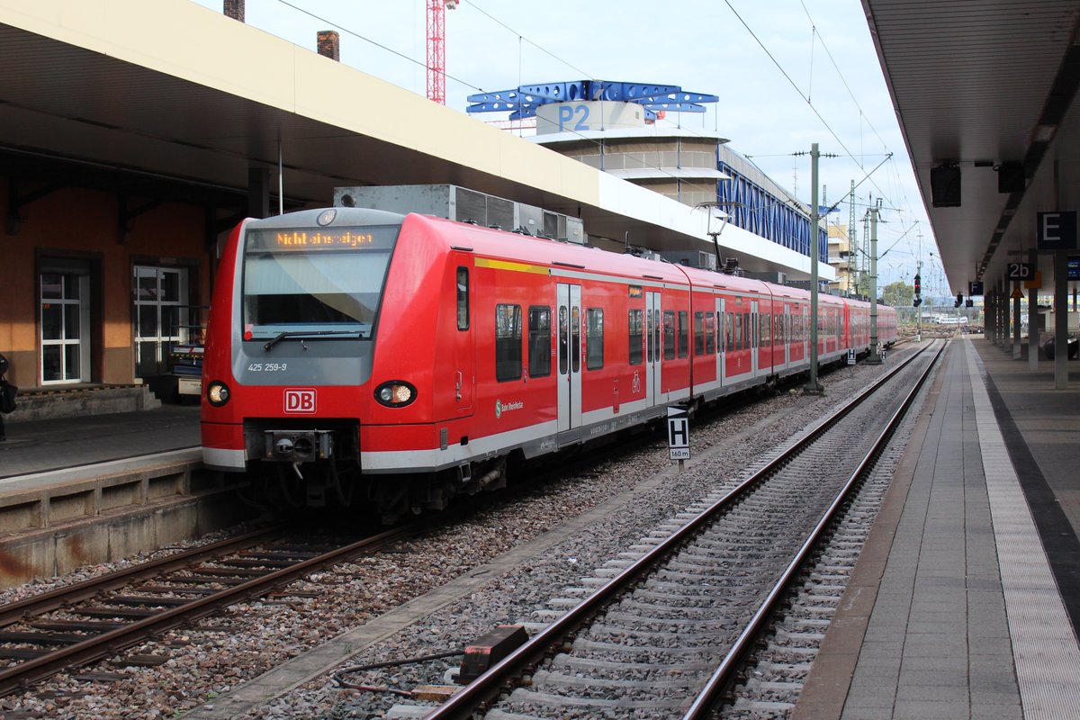 Manchmal kann die Bahn schon verwirrend sein. An der Doppeltraktion BR 425 der S-Bahn , welche am 04.10.2017 den Hauptbahnhof Mannheim erreicht, steht zwar  Nicht einsteigen , jedoch fährt sie als S4 nach Germersheim.