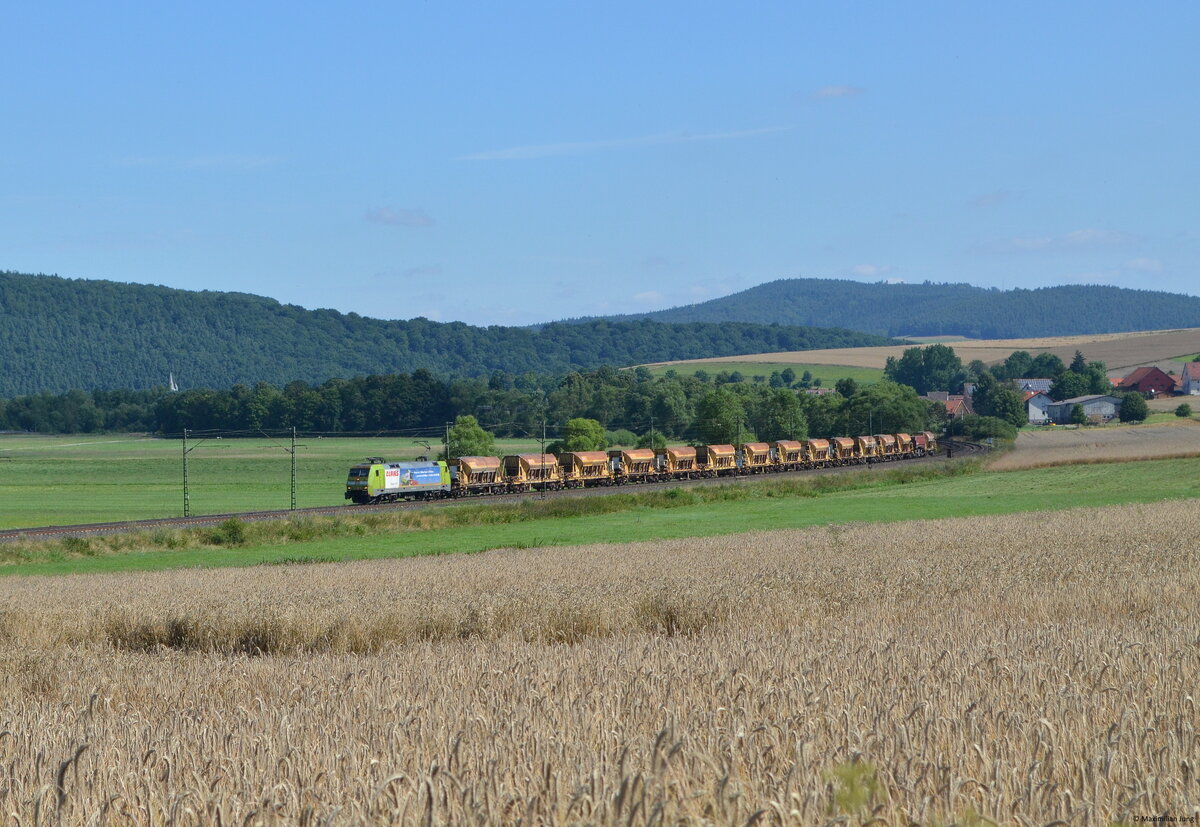 Manchmal kann es auch mal ein Landschaftsbild sein. Am 1. August 2013 fuhr 152 005 mit ihrer Claas-Werbung und einem Schotterzug bei schönstem Sommerwetter durch das Haunetal. 