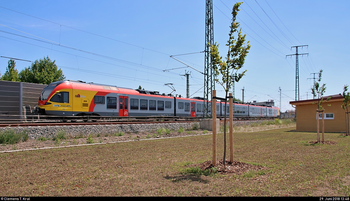 Manchmal lohnt es sich, schnell zu sein...
Nachschuss auf 429 023 (Stadler FLIRT) der Hessische Landesbahn GmbH (HLB) als Leerfahrt, die die Zugbildungsanlage (ZBA) Halle (Saale) Richtung Süden passiert.
Zu diesem Zeitpunkt wurde die Kamera sofort gezückt, bevor der Zug wieder aus dem Blickfeld verschwand.
Anlässlich der feierlichen Inbetriebnahme der ZBA an diesem Tag war der Standort öffentlich zugänglich.
[29.6.2018 | 13:48 Uhr]