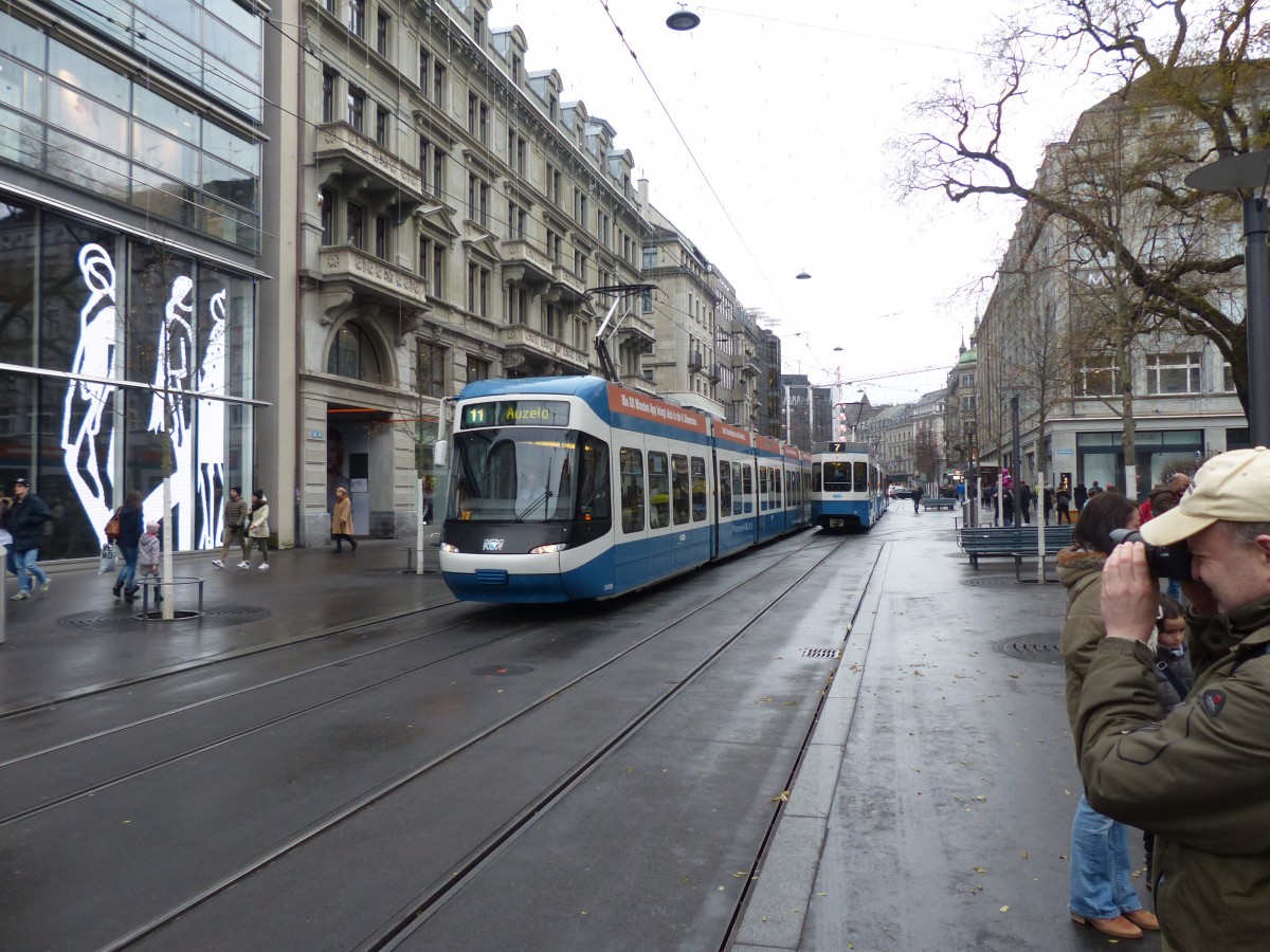 Manchmal sind Fußgänger willkommen, auch wenn sie nur aus einer Animation in einem Schaufenster bestehen. 31.12.2015, Zürich