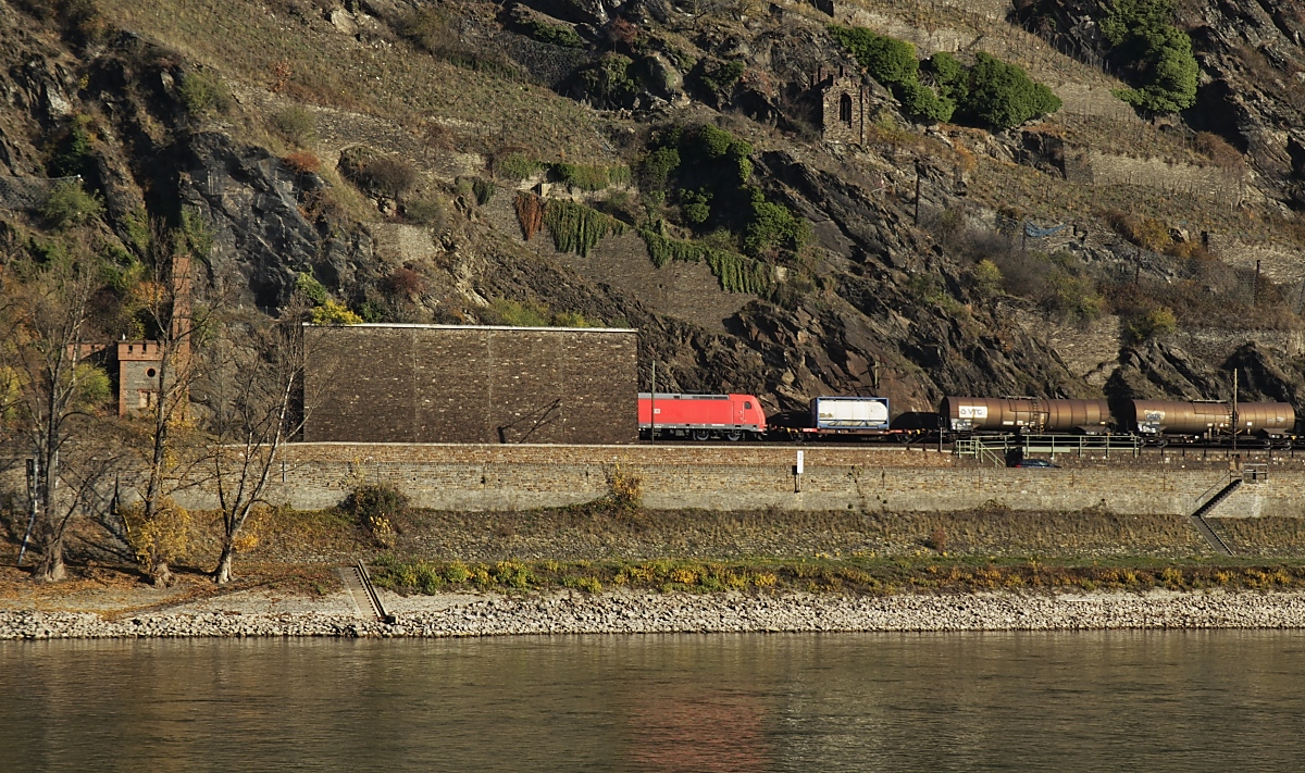 Manchmal sollte man genauer hinsehen: Vom linksrheinischen Ufer hielt ich den auf der rechten Rheinseite gelegenen Anfang des Roßsteintunnels für eine Schutzmauer und so war die 185 schon halb im Tunnel verschwunden, als ich auf den Auslöser drückte... (16.11.2018)