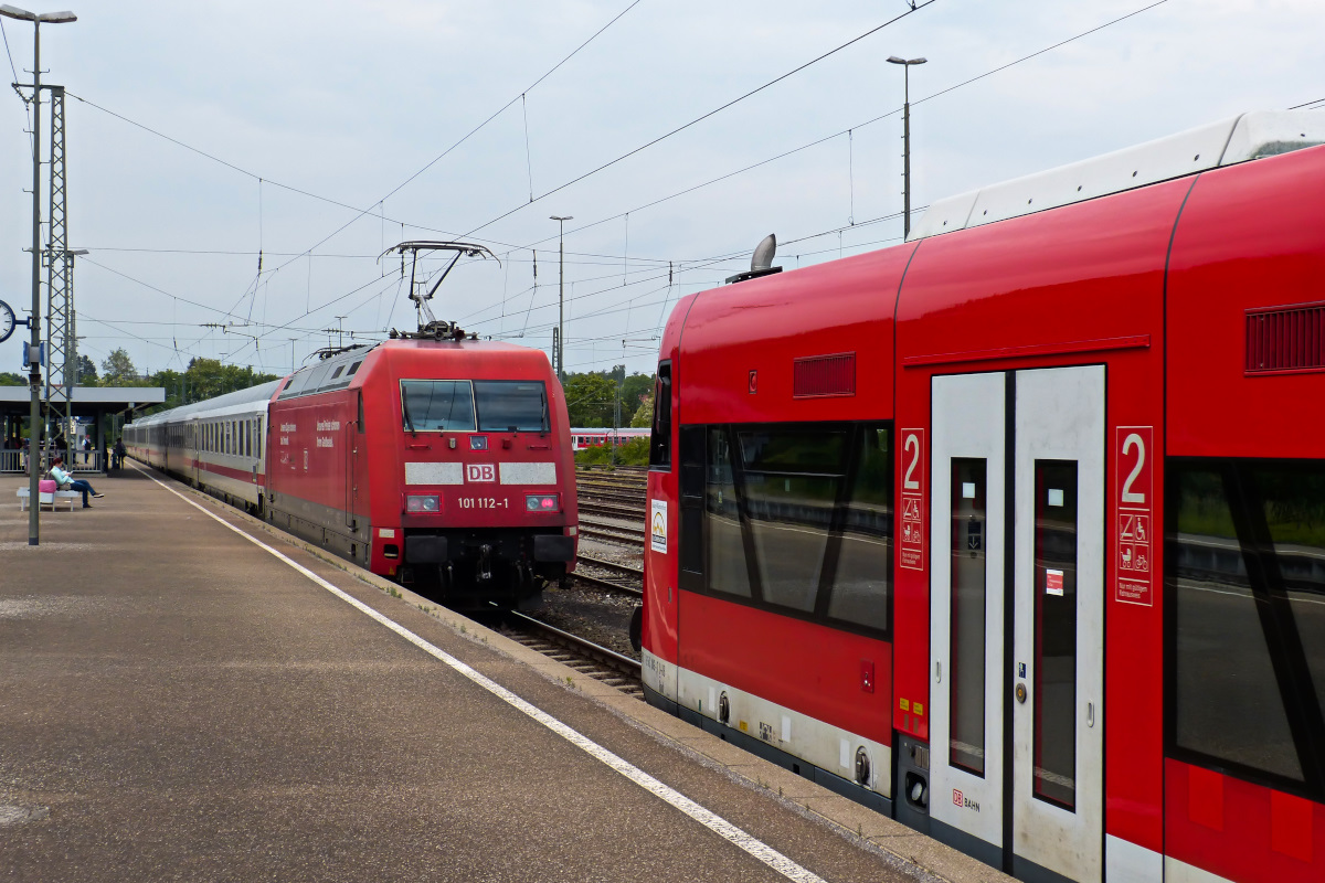 Manchmal stehen Fern und Nahverkehr knallhart gegenüber so wie am 29.05.2015 im Bahnhof Crailsheim