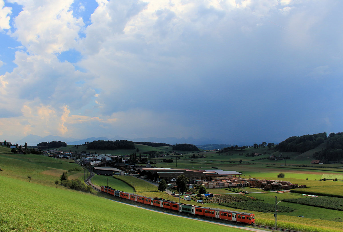  Mandarinli  in Gewitterstimmung: Züge 56 und 54 im Aufstieg von Worb. Dahinter die Voralpenkette in lokalen Stürmen. 22.August 2018 