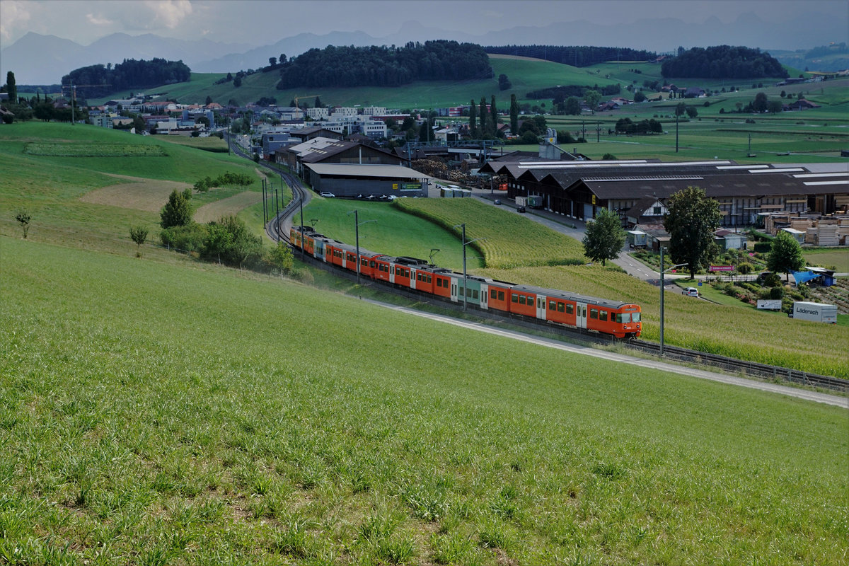 MANDARINLI
heissen die  ältesten Triebfahrzeuge vom
Regionalverkehr Bern Solothurn RBS.
In Betrieb genommen wurden sie von SZB und VBW in den Jahren   1974, 1977 und 1978 als Be 4/8 41 – 61.
Im Jahre 2006 wurden  16 Einheiten mit Niederflurzwischenwagen ausgerüstet.  Dadurch entstand die Typenbezeichnung  Be 4/12.
Durch die Inbetriebnahme der neuen Worbla-Züge werden bis 2020 sämtliche Mandarinli aus dem Worblental verschwunden sein.
Auf „MANDARINLI-JAGT“  im Worblental unterwegs mit dem grossen Freund der japanischen Eisenbahnen und  Bahnbild-Fotograf Peter Ackermann.
Impressionen vom 22. August 2018. Entstanden sind die Aufnahmen in  der ländlichen Gegend Boll -Vechigen .
Foto: Walter Ruetsch

