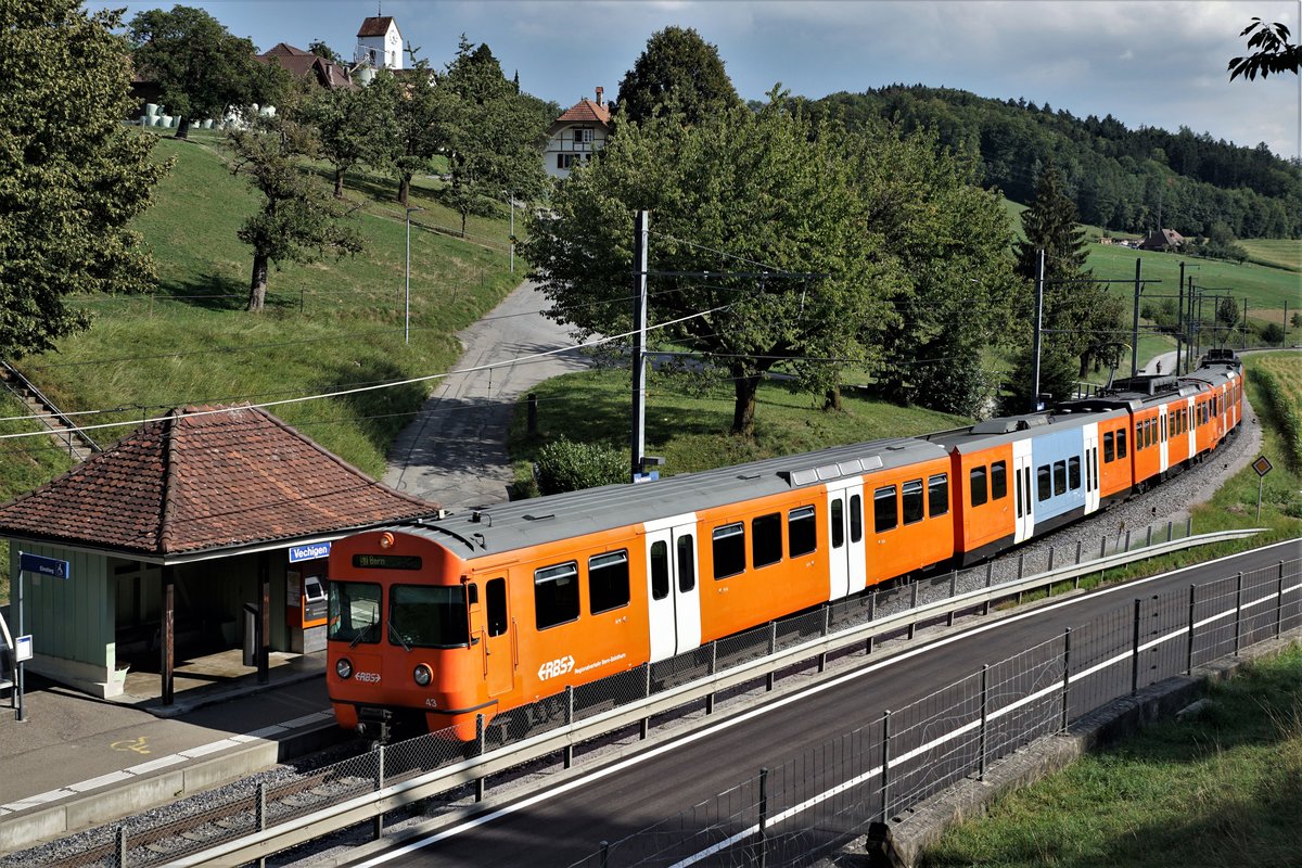 MANDARINLI
heissen die  ältesten Triebfahrzeuge vom
Regionalverkehr Bern Solothurn RBS.
In Betrieb genommen wurden sie von SZB und VBW in den Jahren   1974, 1977 und 1978 als Be 4/8 41 – 61.
Im Jahre 2006 wurden  16 Einheiten mit Niederflurzwischenwagen ausgerüstet.  Dadurch entstand die Typenbezeichnung  Be 4/12.
Durch die Inbetriebnahme der neuen Worbla-Züge werden bis 2020 sämtliche Mandarinli aus dem Worblental verschwunden sein.
Auf „MANDARINLI-JAGT“  im Worblental unterwegs mit dem grossen Freund der japanischen Eisenbahnen und  Bahnbild-Fotograf Peter Ackermann.
Impressionen vom 22. August 2018. Entstanden sind die Aufnahmen in  der ländlichen Gegend Boll -Vechigen .
Foto: Walter Ruetsch
