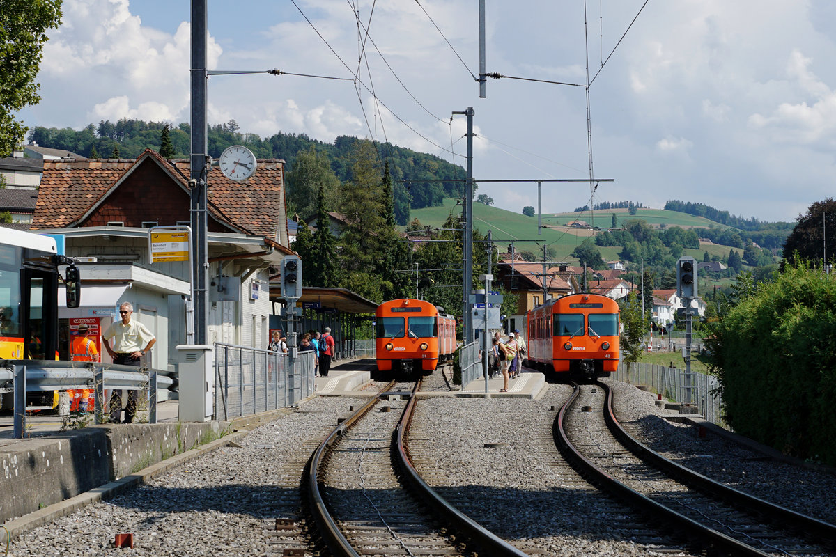 MANDARINLI
heissen die  ältesten Triebfahrzeuge vom
Regionalverkehr Bern Solothurn RBS.
In Betrieb genommen wurden sie von SZB und VBW in den Jahren   1974, 1977 und 1978 als Be 4/8 41 – 61.
Im Jahre 2006 wurden  16 Einheiten mit Niederflurzwischenwagen ausgerüstet.  Dadurch entstand die Typenbezeichnung  Be 4/12.
Durch die Inbetriebnahme der neuen Worbla-Züge werden bis 2020 sämtliche Mandarinli aus dem Worblental verschwunden sein.
Auf „MANDARINLI-JAGT“  im Worblental unterwegs mit dem grossen Freund der japanischen Eisenbahnen und  Bahnbild-Fotograf Peter Ackermann.
Impressionen vom 22. August 2018. Entstanden sind die Aufnahmen in  der ländlichen Gegend Boll -Vechigen .
Foto: Walter Ruetsch
