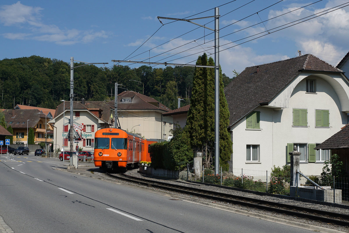 MANDARINLI
heissen die  ältesten Triebfahrzeuge vom
Regionalverkehr Bern Solothurn RBS.
In Betrieb genommen wurden sie von SZB und VBW in den Jahren   1974, 1977 und 1978 als Be 4/8 41 – 61.
Im Jahre 2006 wurden  16 Einheiten mit Niederflurzwischenwagen ausgerüstet.  Dadurch entstand die Typenbezeichnung  Be 4/12.
Durch die Inbetriebnahme der neuen Worbla-Züge werden bis 2020 sämtliche Mandarinli aus dem Worblental verschwunden sein.
Auf „MANDARINLI-JAGT“  im Worblental unterwegs mit dem grossen Freund der japanischen Eisenbahnen und  Bahnbild-Fotograf Peter Ackermann.
Impressionen vom 22. August 2018. Entstanden sind die Aufnahmen in  der ländlichen Gegend Boll -Vechigen .
Foto: Walter Ruetsch
