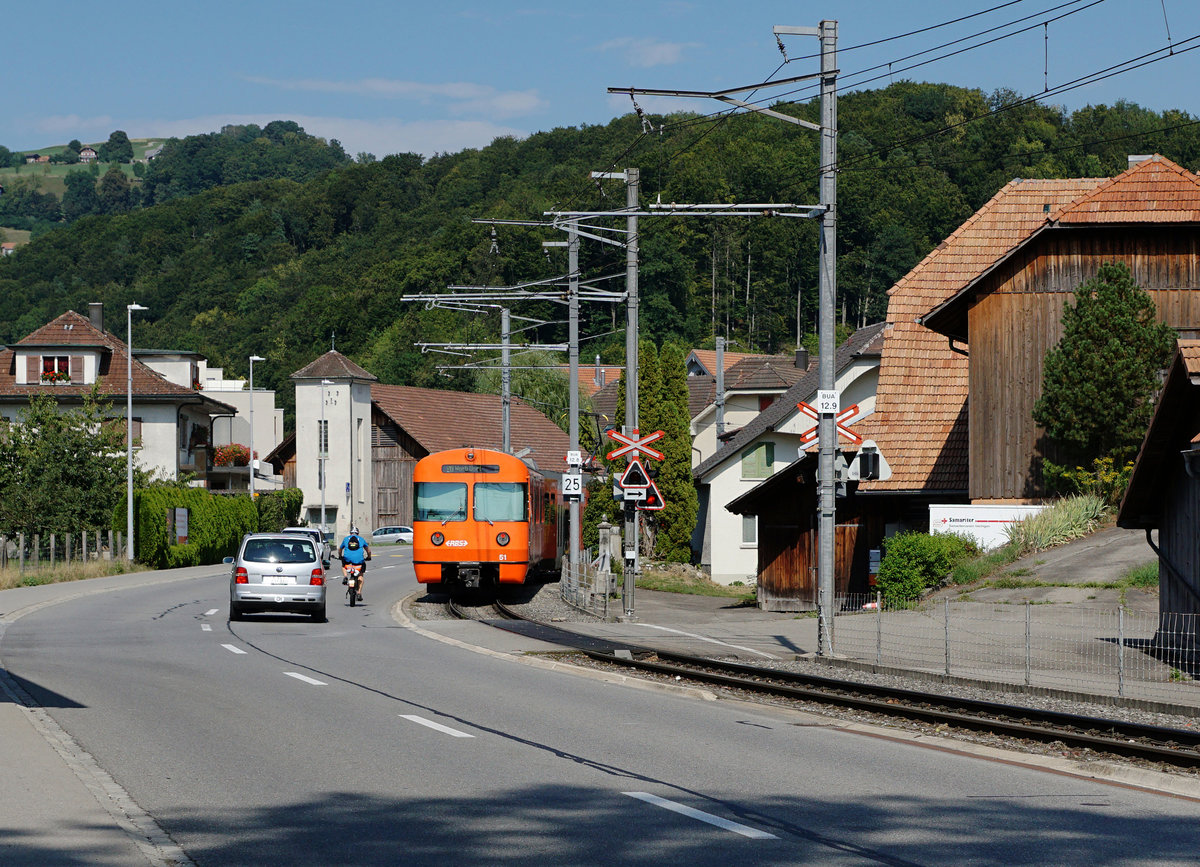MANDARINLI
heissen die  ältesten Triebfahrzeuge vom
Regionalverkehr Bern Solothurn RBS.
In Betrieb genommen wurden sie von SZB und VBW in den Jahren   1974, 1977 und 1978 als Be 4/8 41 – 61.
Im Jahre 2006 wurden  16 Einheiten mit Niederflurzwischenwagen ausgerüstet.  Dadurch entstand die Typenbezeichnung  Be 4/12.
Durch die Inbetriebnahme der neuen Worbla-Züge werden bis 2020 sämtliche Mandarinli aus dem Worblental verschwunden sein.
Auf „MANDARINLI-JAGT“  im Worblental unterwegs mit dem grossen Freund der japanischen Eisenbahnen und  Bahnbild-Fotograf Peter Ackermann.
Impressionen vom 22. August 2018. Entstanden sind die Aufnahmen in  der ländlichen Gegend Boll -Vechigen .
Foto: Walter Ruetsch
