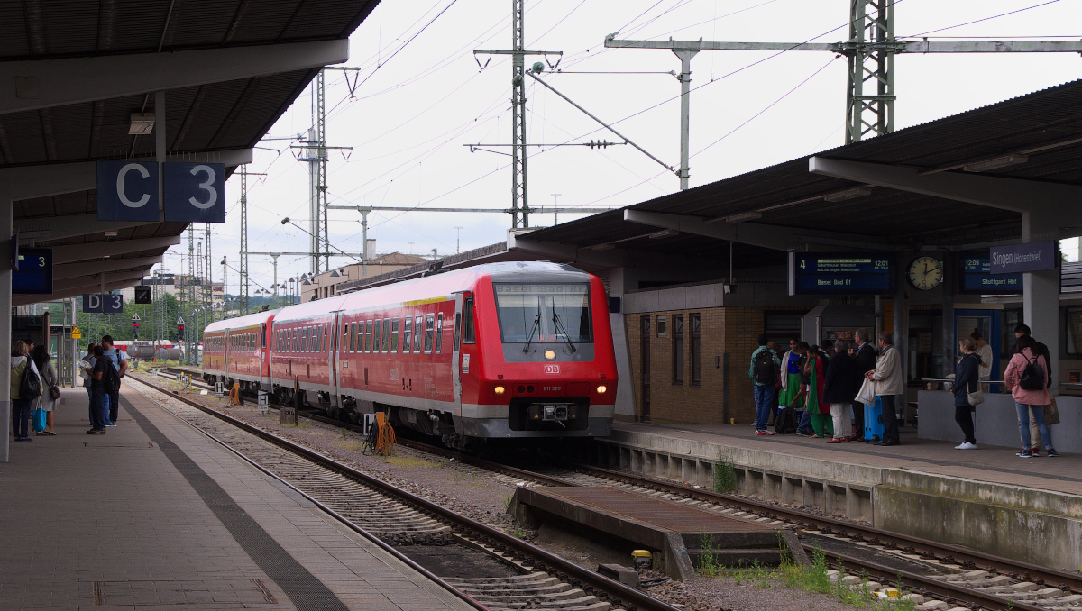 Mann....sind die laut !!! Wenn man länger am Bahnsteig steht und die haltenden und vorbeifahrenden Züge fotografiert, dann fallen die Wackel-Dackel der BR 611 direkt ins Ohr. Da hört man auch im Stand ein richtiges Getöse der Dieselmotoren. 611 020 und ein weiterer 611er sind als IRE 3354 von Ulm nach Basel unterwegs, hier beim Zwischenhalt in Singen (Hohentwiel) am 14.05.2015