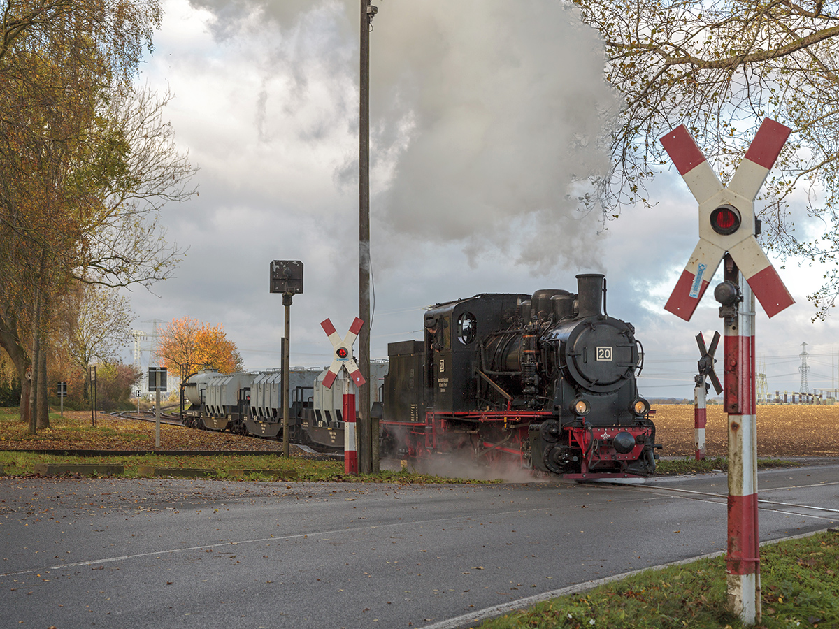 Mansfelder Bergwerksbahn, Güterzugtag 2017.  Die Lok Nr.20 mit dem Güterzug bei Ausfahrt aus den Bahnhof Zirkelschacht in Richtung Siersleben am 22. Oktober 2017.