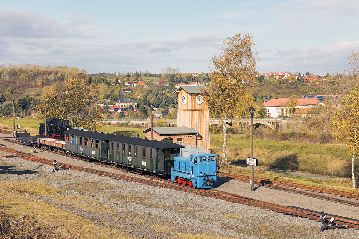 Mansfelder Bergwerksbahn, Güterzugtag 2017.  Die Lok V10C Nr. 33 mit dem GmP im Bahnhof Hettstedt Kupferkammerhütte Pbf am 22. Oktober 2017. Hinten ist die Lok Nr.20.