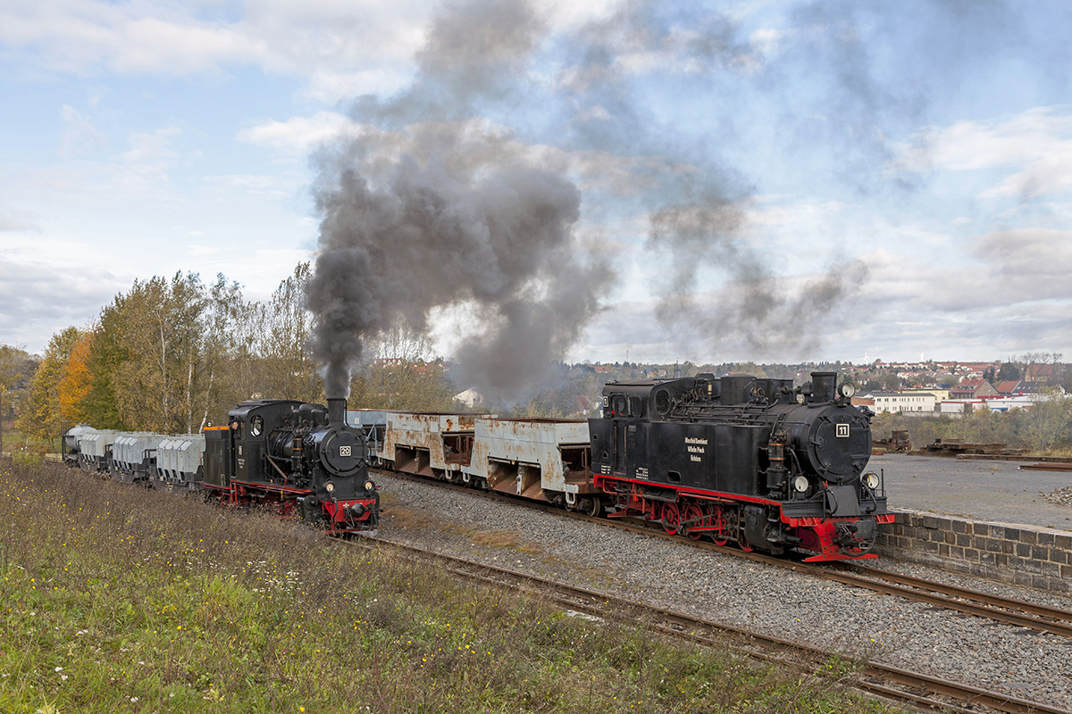 Mansfelder Bergwerksbahn, Güterzugtag 2017. Die Lokomotiven  Nr.20 und Nr.11 im Bahnhof Hettstedt Kupferkammerhütte Pbf am 22. Oktober 2017.