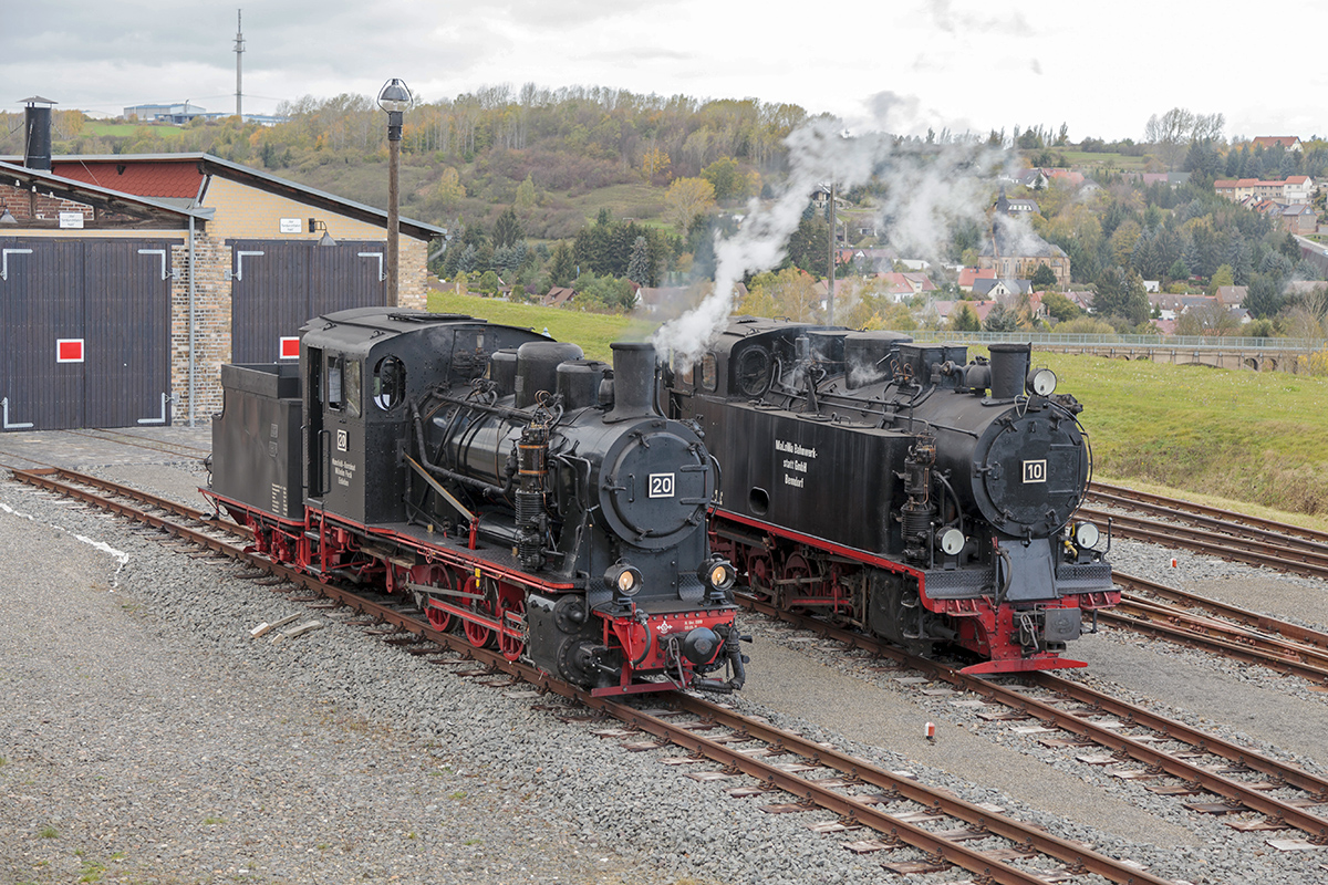 Mansfelder Bergwerksbahn, Güterzugtag 2017. Die Lokomotiven  Nr.20 und Nr.10 im BW des Bahnhofes Hettstedt Kupferkammerhütte Pbf am 22. Oktober 2017.