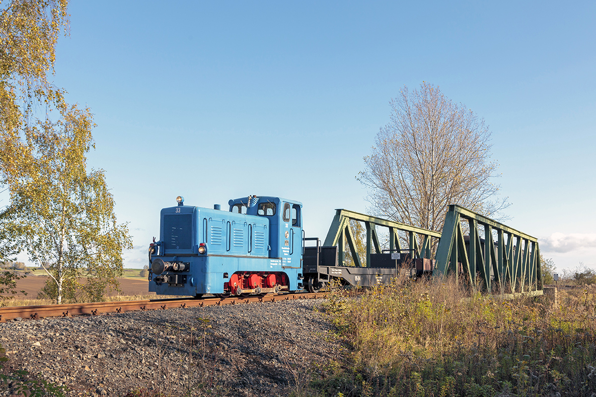 Mansfelder Bergwerksbahn, Güterzugtag 2017.  Scheinanfahrt von  V10C Nr. 33 mit dem GmP zwischen Bahnhöfe Siersleben und Hettstedt Kupferkammerhütte Pbf am 22. Oktober 2017.