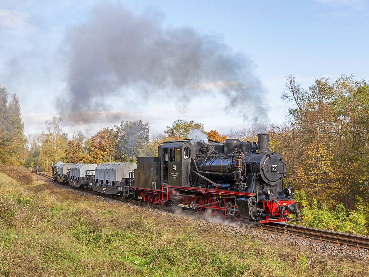 Mansfelder Bergwerksbahn, Güterzugtag 2017. Scheinanfahrt von Lok Nr.20 mit dem Güterzug zwischen Bahnhöfe Hettstedt Kupferkammerhütte Pbf und Sierslebenam 22. Oktober 2017.