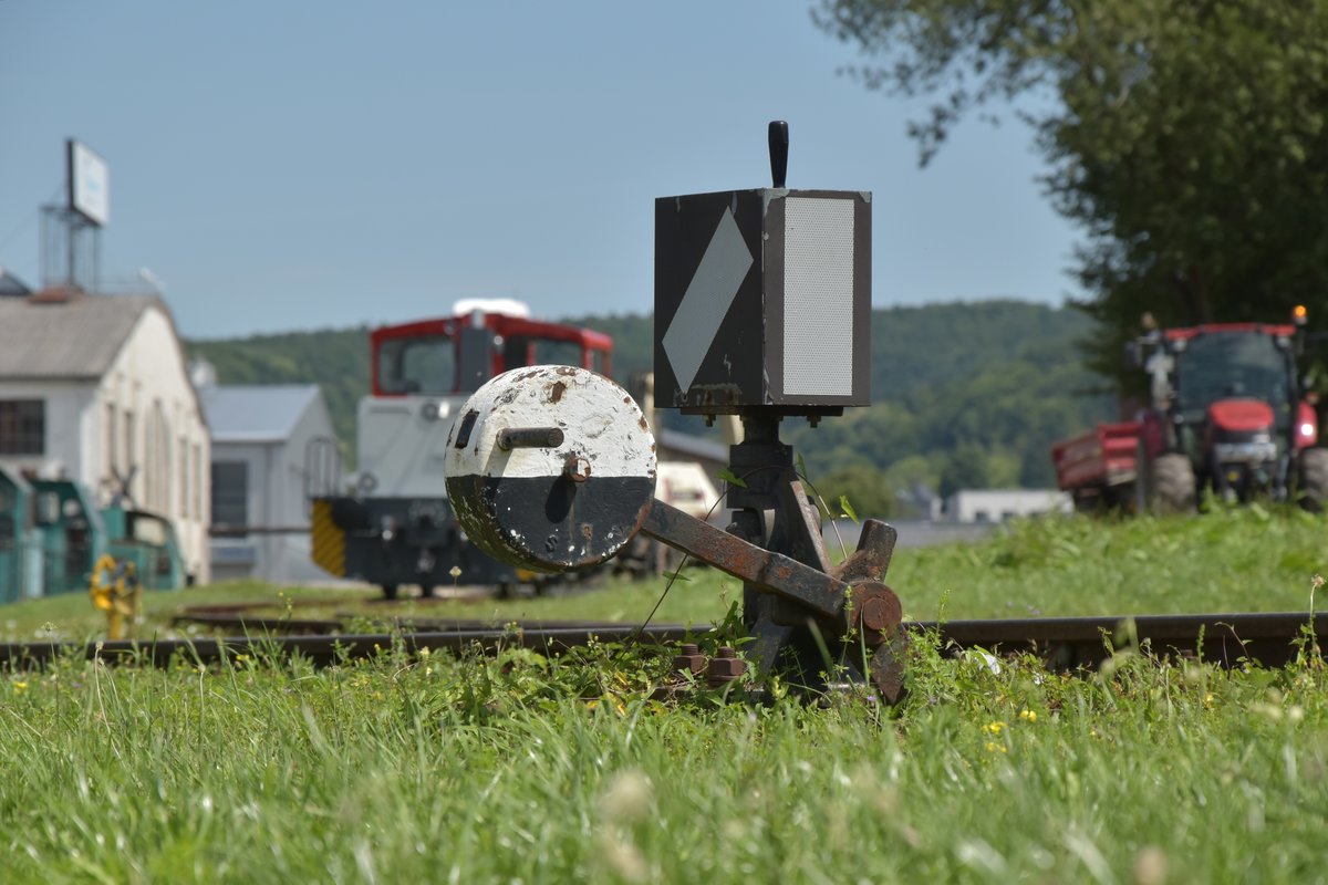 Manueller Weichenantrieb mit Laterne auf den Werksgelände von Gmeinder.
Sonntag den 30.7.2017 unterm Zaun durch fotografiert.