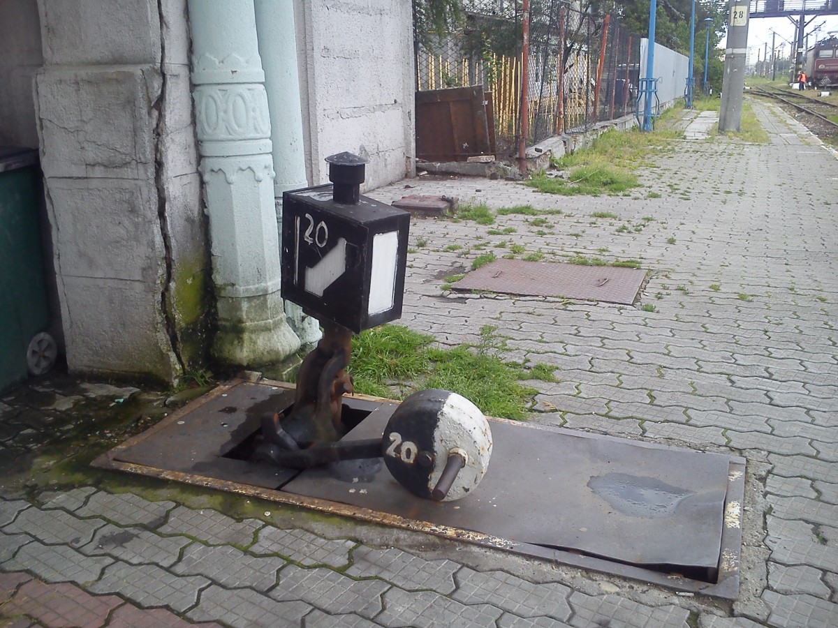 Manueller Weichenantrieb, so wie er in vielen Bahnhoefen noch zu finden ist. Dieser hier befindet sich im Bukarester Ostbahnhof (Bucuresti Obor). Foto vom 17.05.2015.