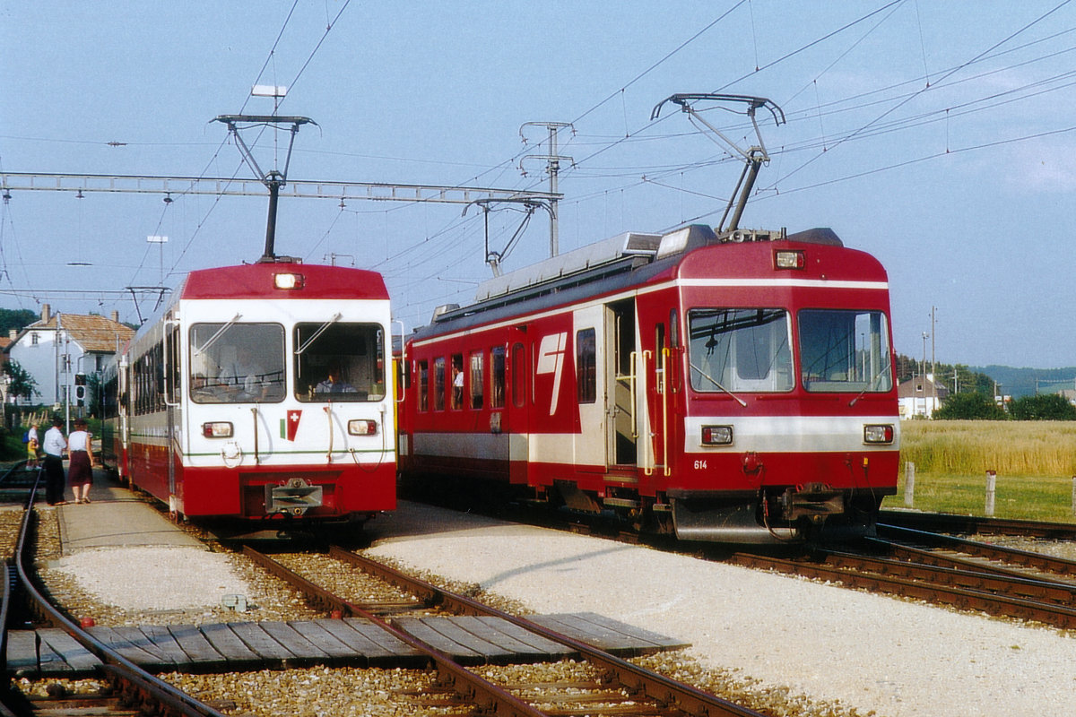 Marché-Concours-Saignelégier.
Einmaliges Zusammentreffen von TRN/CMN-Doppeltraktion BDe 4/4 mit CJ BDe 4/4 ll-Pendel in Le Noirmont anlässlich einer Zugskreuzung im August 1993.
Foto: Walter Ruetsch 