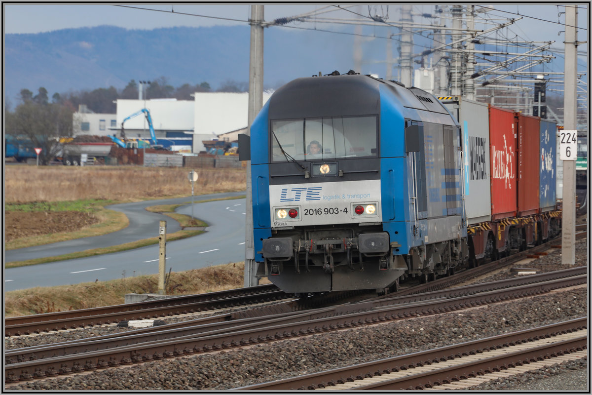 Maria zieht am   Weltfrauentag  2019 ihren Containerzug aus dem Bahnhof Kalsdorf in Richtung Spielfeld.
2016.903 am 8.03.2019 
