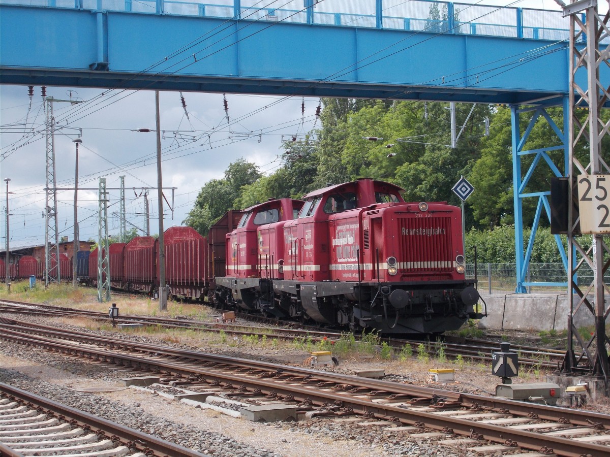  Marion  213 334 und  Diana  213 339,von der Rennsteigbahn,drückten am 22.Juni 2015,in Bergen/Rügen noch leere Holzwagen auf die Ladestraße.
