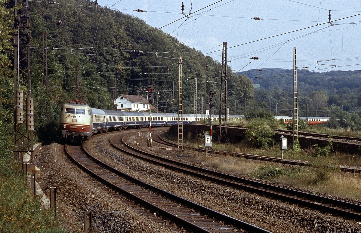 Markanter Punkt der klassischen Nord-Süd-Strecke ist die halbkreisfömige Kehre beim Bahnhof Elm. Im August 1988 waren hier noch stündlich mit 103 bespannte IC anzutreffen. Auch das (Foto)Problem  Steuerwagen voraus  gab es noch nicht. 103 203 ist in Richtung Norden unterwegs.
