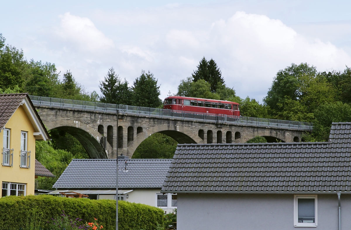 Markantestes Bauwerk der Kasbachtalbahn ist der Viadukt in Kasbach, über den 798 729-0 am 07.08.2021 nach Linz herabrollt (Anmerkung:  der  oder  das  Viadukt, beide Schreibweisen sind zulässig)