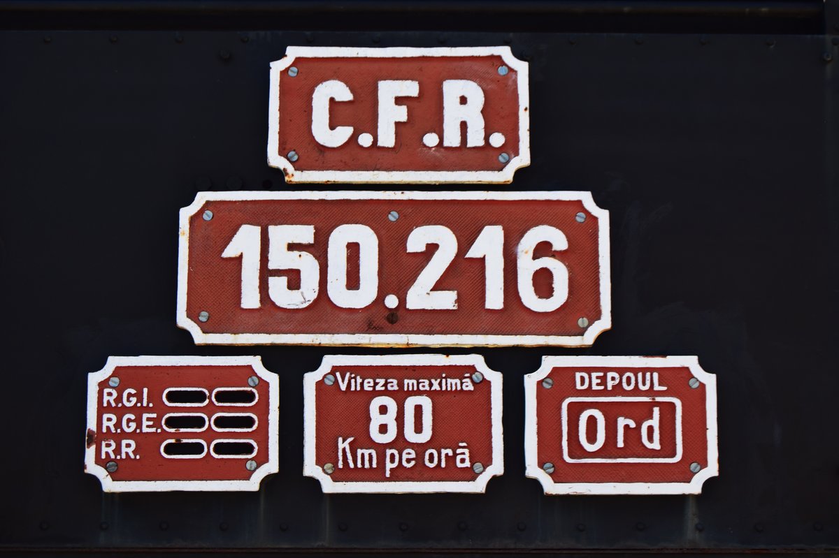 Markierungen der in Bahnmuseum Viseu de Sus abgestellten Dampflok 150.216. Diese Lok war zu Betriebszeiten im Bahnbetriebswerk Oradea stationiert und war 80 km/h schnell. Foto vom 14.09.2017