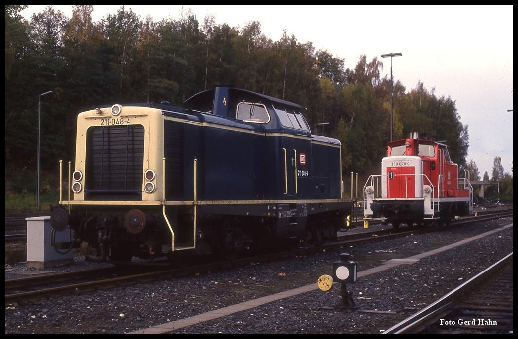 Marktredwitz am 16.10.1993: 211048 und 360870 warten auf die nächsten Einsätze.