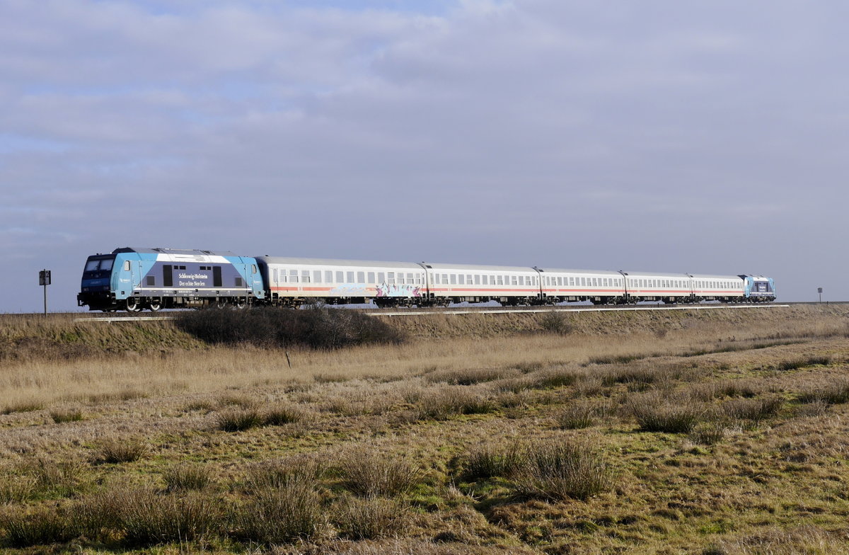 Marschbahn-Ersatzzug aus ehemaligen IR-Wagen mit 245-Sandwich (215 und 202) in der Linkskurve bei Archsum/Sylt, 24.1.17.