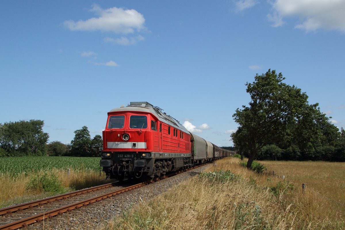 Marschbahnumleiter 2015: 232 428-3 durchfährt mit EZ 47405 die Ortschaft Holm nördlich von Niebüll. Fotografiert am 14.07.2015. 
