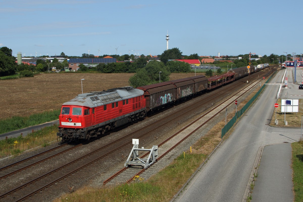 Marschbahnumleiter 2015: 232 428-3 mit einem Güterzug auf dem Weg Richtung Maschen. Fotografiert am 16.07.2015 in Niebüll. 