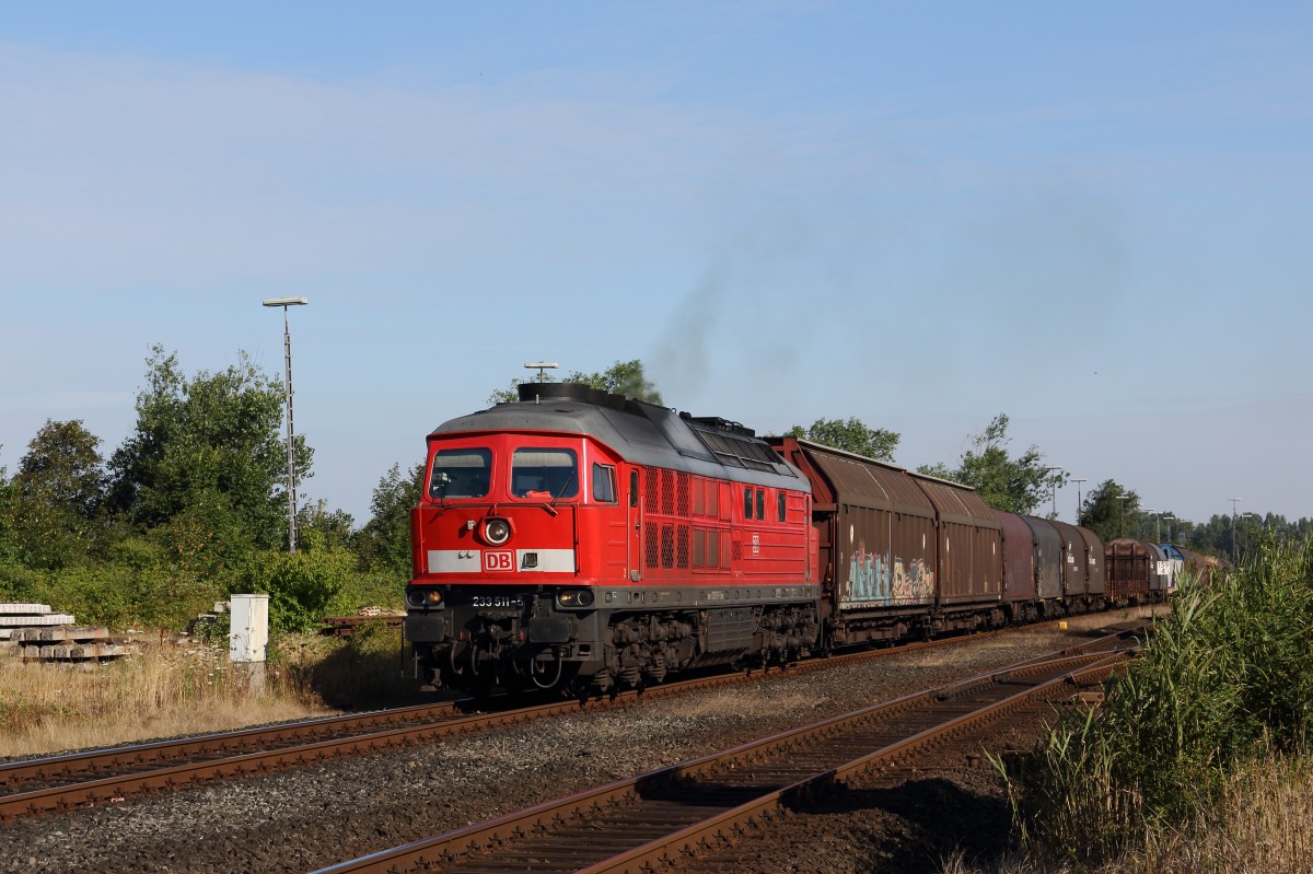 Marschbahnumleiter 2015: 233 511-5 mit dem EZ 47403 (Esbjerg - Maschen) kurz vor der Klappbrücke in Husum. Fotografiert am 02.08.2015. 