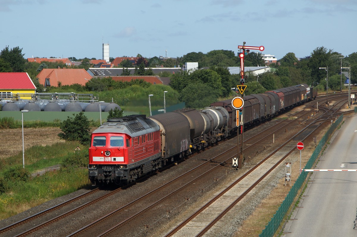 Marschbahnumleiter 2015: 233 572-7 fährt mit dem EZ 47403 in Richtung Husum durch Niebüll. Fotografiert am 15.07.2015.