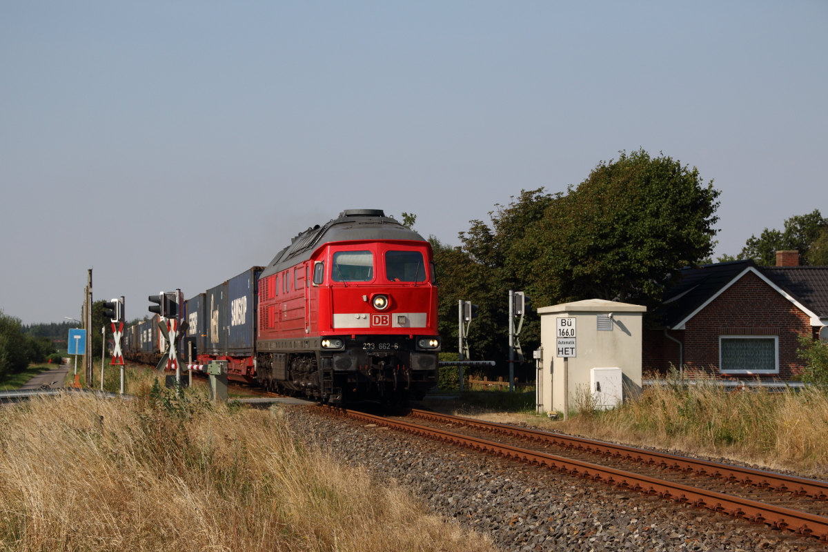 Marschbahnumleiter: 233 662-2 passiert mit einem KLV-Zug aus Dänemark den Bahnhübergang Bosbüll kurz vor Niebüll. Fotografiert am 19.07.2014. 