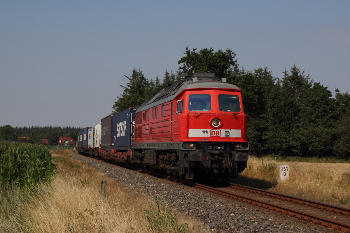 Marschbahnumleiter: Mit einem KLV-Zug ist 232 384-8 auf dem Weg Richtung Süden. Fotografiert am 19.07.2014 in Holm zischen Niebüll und Uphusum. 
