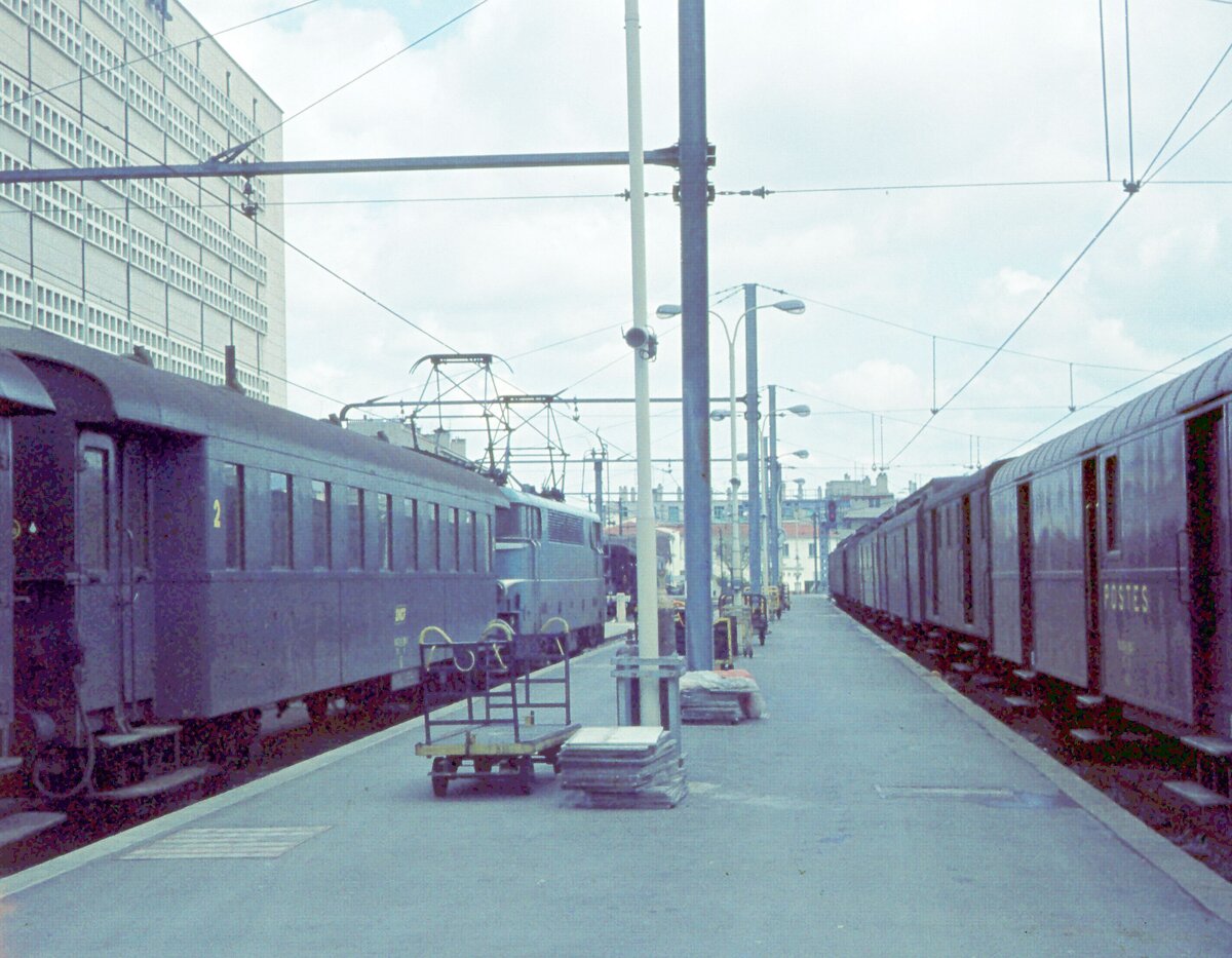 Marseille St. Charles__Personen- und Post-Wagen__03-1975