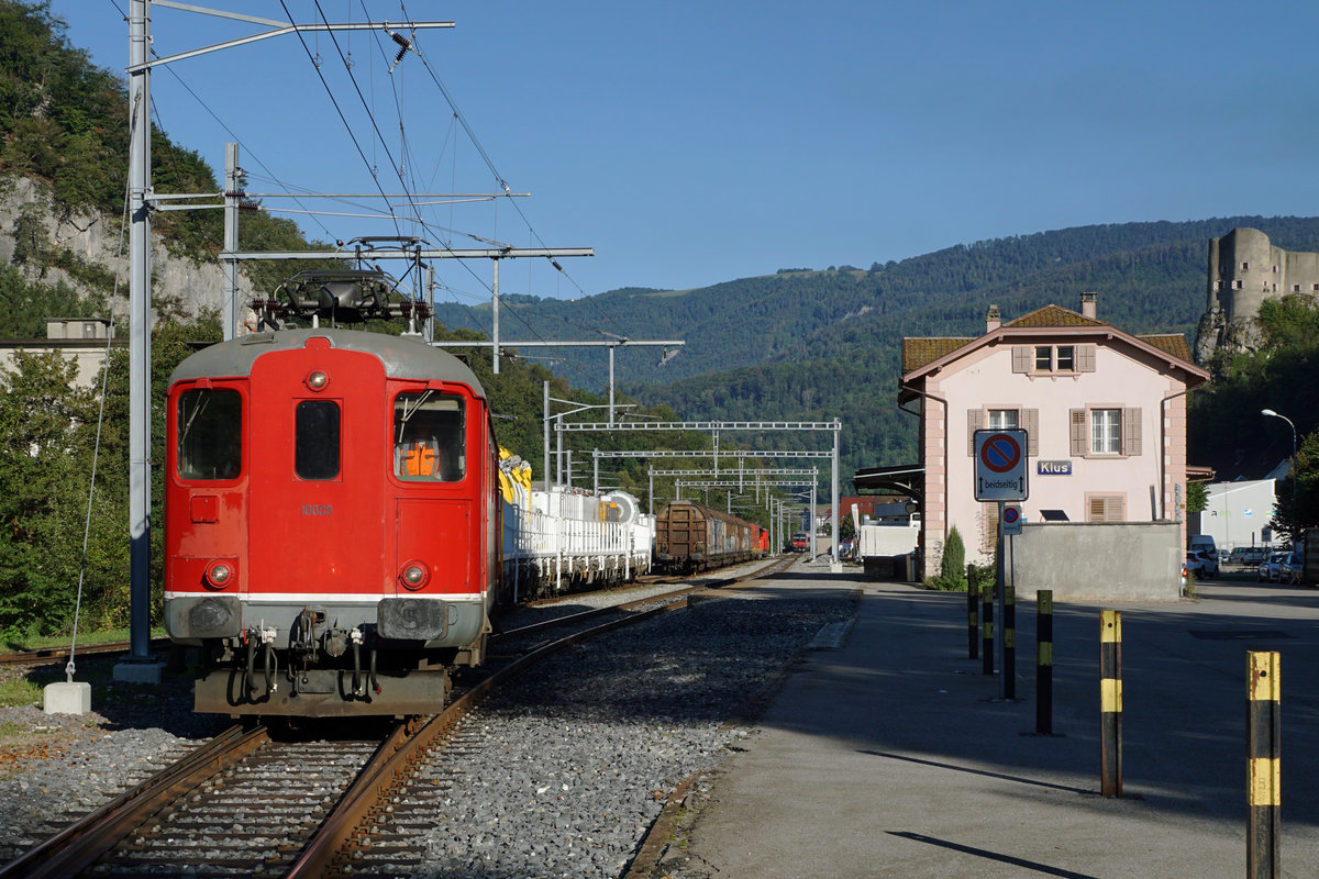  MARTI-ZUG-VERSCHIEBUNG .
Ab der Klus bis Oensingen mit einer OeBB-Sonderleistung, geführt mit der Re 4/4 I 10009.
Auf dem ersten sonnigen Streckenabschnitt bei der Ausfahrt Klus am 4. September 2020.
Foto: Walter Ruetsch 