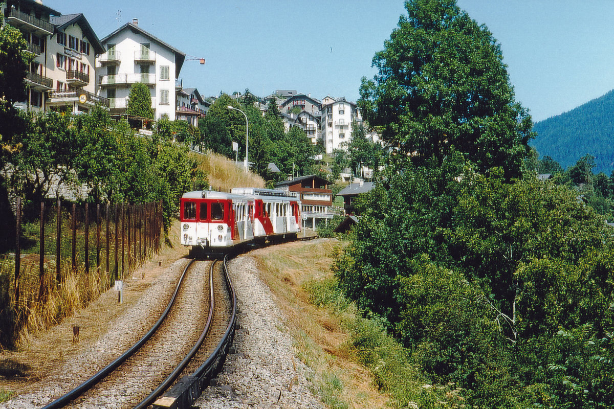 Martigny - Châtelard - Bahn / MC.
MC ABDeh 4/4 -Pendel mit BDt 66 auf dem Stromschienenabschnitt bei Finhaut im August 1994.
Fotozug, Bildausschnitt Fotoshop.
Foto: Walter Ruetsch 