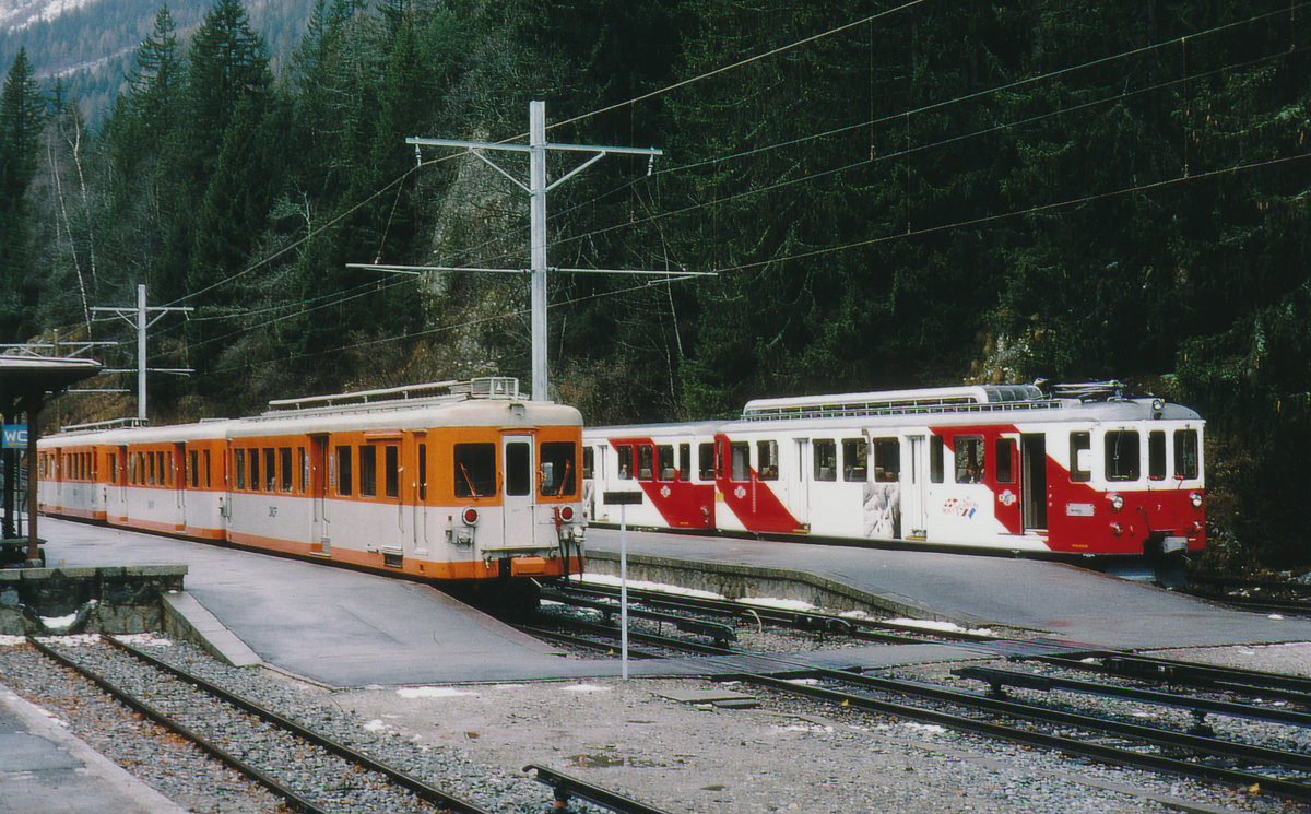 Martigny-Châtelard-Bahn MC/TMR.
Alltägliches Zusammentreffen von Zügen der SNCF und MC in Le Châtelard-Frontière im August 1984. Beim MC-Triebwagen handelt es sich um den BDeh 4/4 7 (Betriebsnummern 4-8) mit Baujahr 1957.
Foto: Walter Ruetsch  