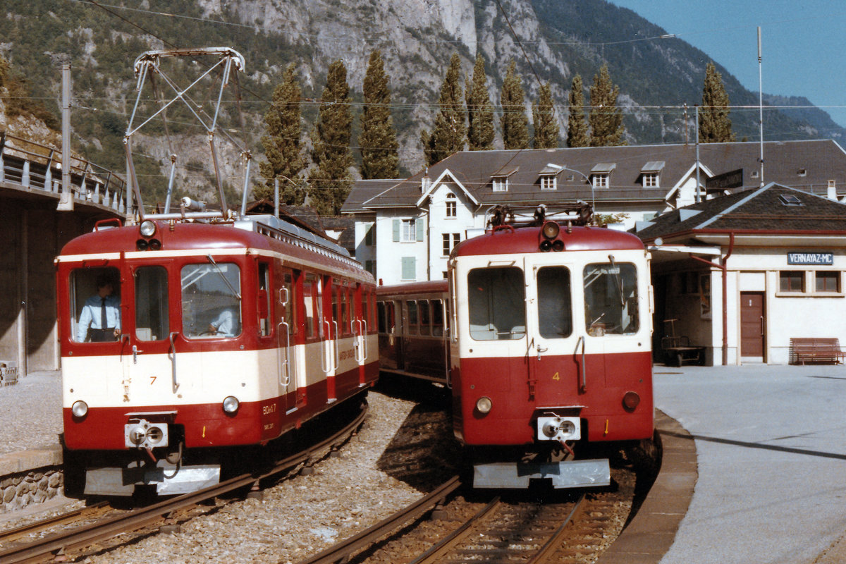 Martigny-Chatelard/MC.
Zugskreuzung in Vernayaz im September 1984 zwischen den Triebwagen ABDeh 4/4 7 und ABDeh 4/4 4 mit dem damals neuen und alten Farbansrich.
Der Triebwagen 7 benützt auf der Fahrt nach Martigny die Oberleitung.
Der Triebwagen 4 steht bereit für die sehr interessante Fahrt nach Chatelard durch das Vallée du Trient. Diese romantische Strecke war damals für Bahnfotografen nur sehr schwer zugänglich, da sie mit der lebensgefährlichen Stromschiene betrieben wurde.
Foto: Walter Ruetsch  