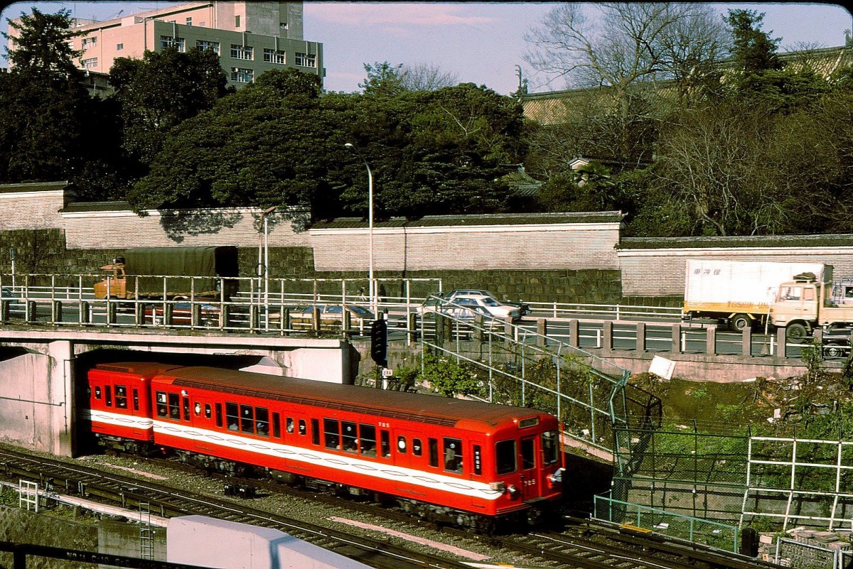 Marunouchi-Linie, Tokyo Metro: der alte Standardwagen 705 kommt in Ochanomizu kurz ans Tageslicht. 25.Dezember 1979.  