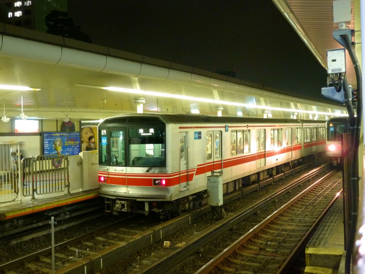 Marunouchi-Linie, Tokyo Metro: Eingesetzt werden Züge der Serie 02, und zwar 53 6-Wagenzüge (Züge 1-53) und 6 3-Wagenzüge (Züge 81-86), gebaut 1988-1996. Im Bild Zug Nr. 4 in später Nacht in Yotsuya, 12.Oktober 2011. 