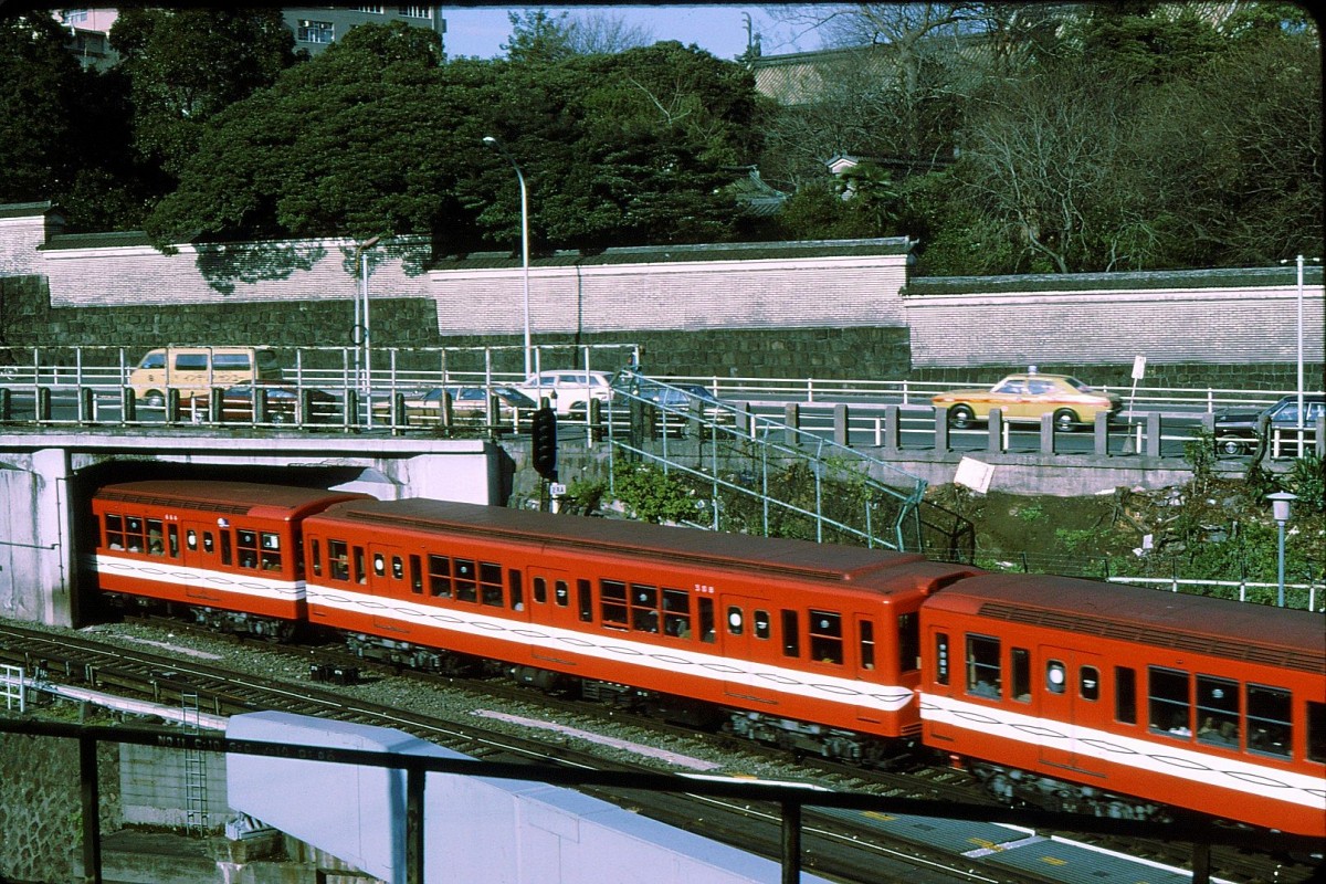 Marunouchi-Linie, Tokyo Metro, Originalwagen Serie 300: 1954 wurden zur Eröffnung der Linie 30 Wagen (301-330) mit Führerständen an beiden Enden gebaut. Später wurden sie vor allem als Zwischenwagen eingesetzt. Bis 1996 ausgemustert, Nr. 301 steht im Museum. Bild: Wagen 308 in einem Zug in Ochanomizu, 25.Dezember 1979. 